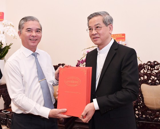 HCMC leaders extend Christmas greetings to Catholics ảnh 2