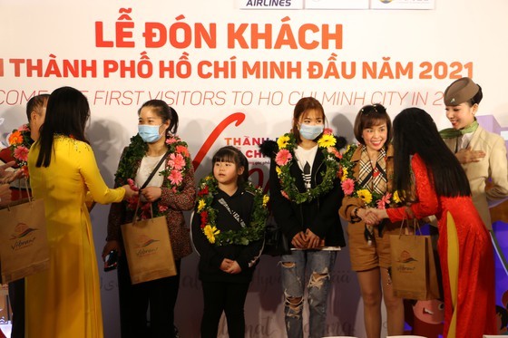 HCMC greets first visitors of New Year ảnh 1