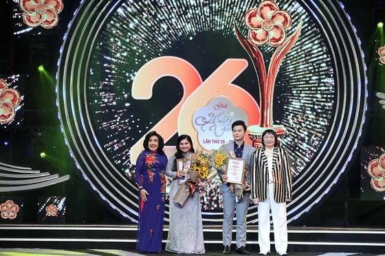 2020 Mai Vang Awards honors artists Hoai Linh, Dai Nghia for community works ảnh 2