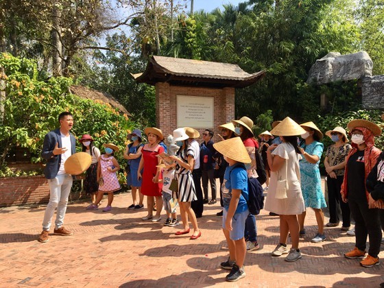 HCMC’s tourist spot reopens for visitors ảnh 3