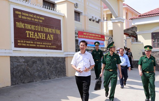 HCMC’s leaders extend Tet greetings to border guards, local residents in Can Gio ảnh 2