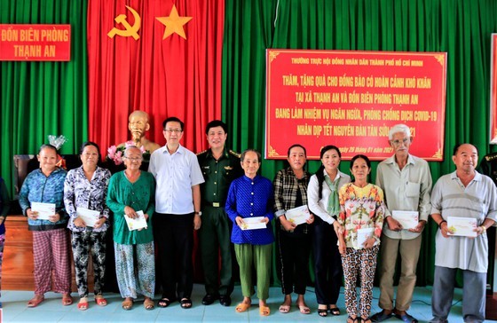 HCMC’s leaders extend Tet greetings to border guards, local residents in Can Gio ảnh 4