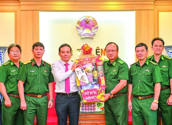 HCMC leaders make pre-Tet visits ảnh 1