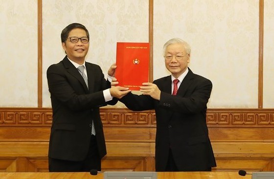 Political Bureau assigns tasks to two Politburo members ảnh 1