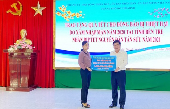 HCMC delivers Tet gifts to needy people in Mekong Delta provinces ảnh 5