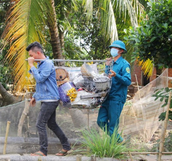 Landslide sweeps six houses into Hau River ảnh 1