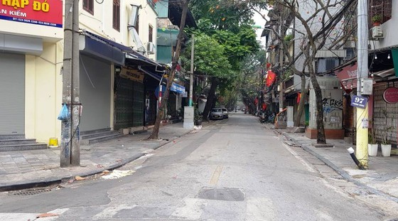 Photos reveal Hanoi as silent city after closure order of sidewalk food stalls ảnh 1