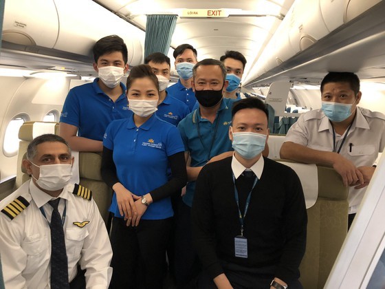 Vietnam Airlines brings stranded citizens home from Myanmar ảnh 1
