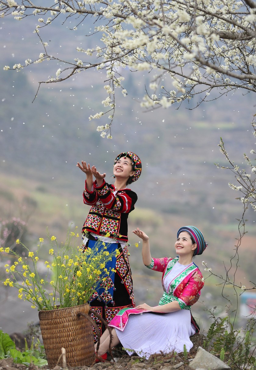 Beauty of women in Ha Giang Province’s plateau of rocks ảnh 15