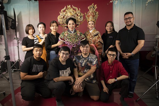 Veteran artist and beauty share photos portraying Queen Duong Van Nga ảnh 5