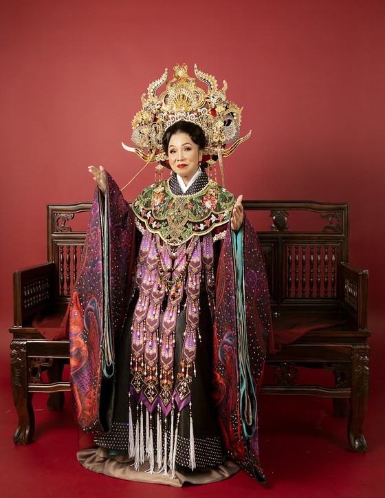 Veteran artist and beauty share photos portraying Queen Duong Van Nga ảnh 2
