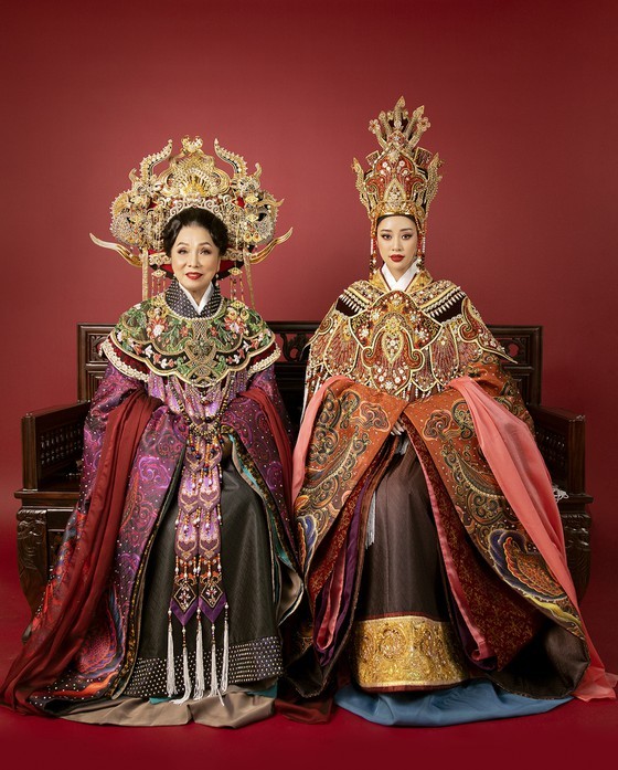 Veteran artist and beauty share photos portraying Queen Duong Van Nga ảnh 1