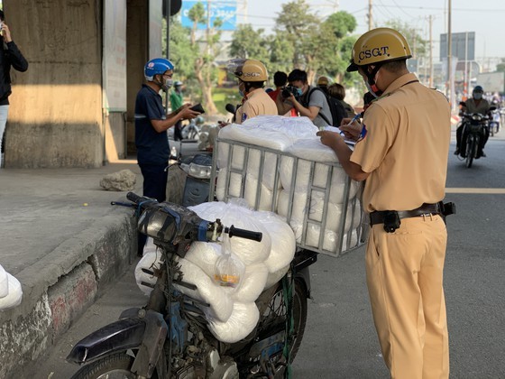 HCMC Police handle, seize hundreds of outdated motor vehicles ảnh 4