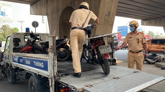 HCMC Police handle, seize hundreds of outdated motor vehicles ảnh 6