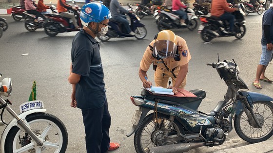 HCMC Police handle, seize hundreds of outdated motor vehicles ảnh 7
