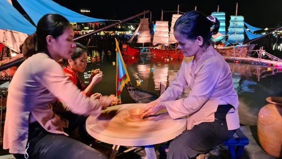 Hoi An’s history reappears in special art performance ảnh 4