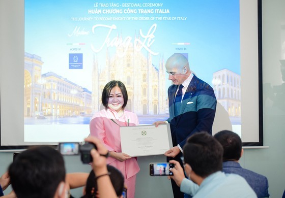 VIFW chairwoman awarded Knighthood of the Order of the Star of Italian ảnh 1