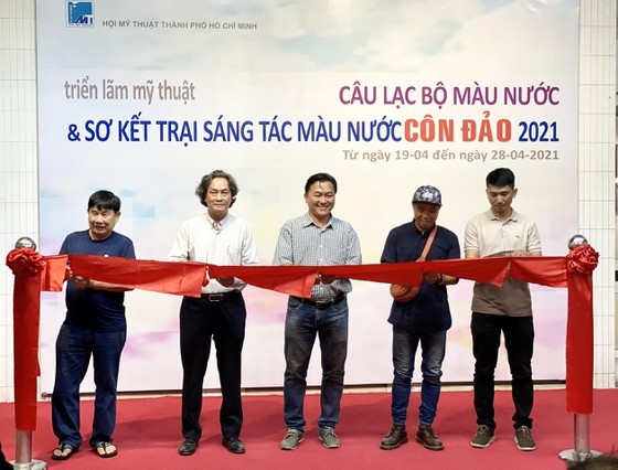 Painting exhibition of sacred land of Con Dao presented in HCMC ảnh 13