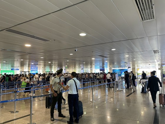 Tan Son Nhat Int’l Airport adds more security machines to reduce congestion ảnh 3