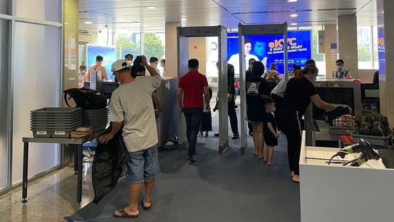 Tan Son Nhat Int’l Airport adds more security machines to reduce congestion ảnh 1