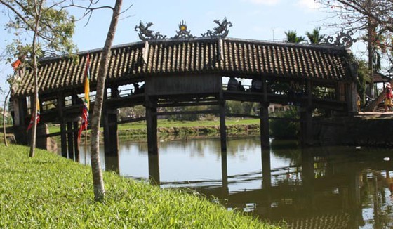 Upgrade project of Hue’s cen, turies-old tile- roofed bridge completed ảnh 1