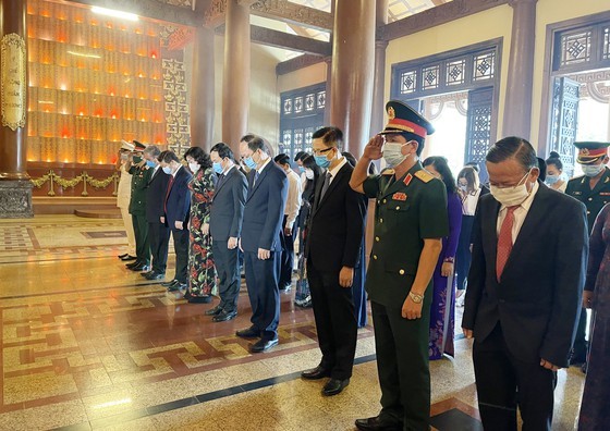 HCMC leaders pay tribute to Uncle Ho, fallen soldiers on national reunification ảnh 8