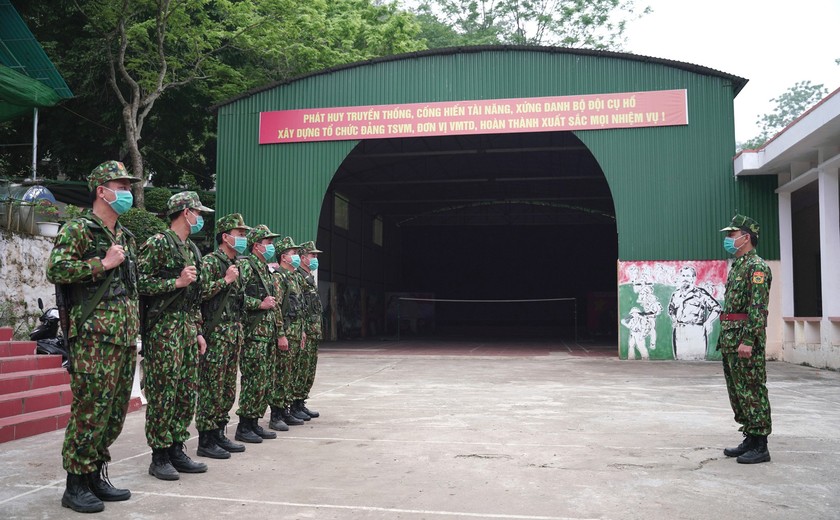 Day/night surveillance for controlling spread of Covid-19 at ground crossings ảnh 6