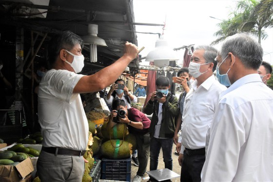 HCMC authorities check practice of preventive measures in District 12, Hoc Mon ảnh 4