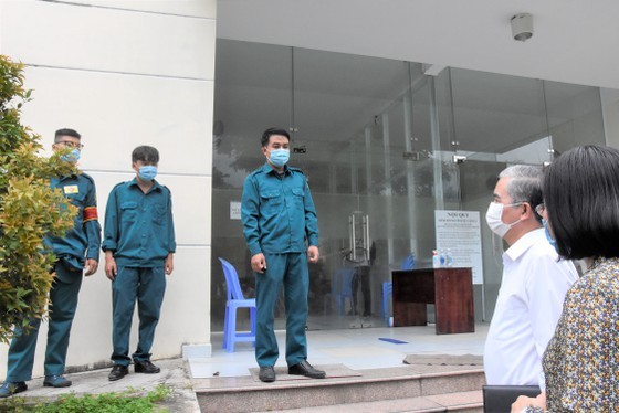 HCMC authorities check practice of preventive measures in District 12, Hoc Mon ảnh 2