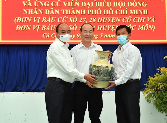 State President holds working session with Cu Chi, Hoc Mon districts in HCMC ảnh 3