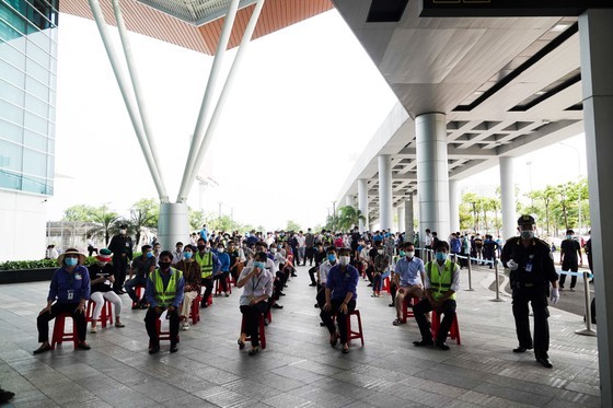 Da Nang Airport starts testing over 2,000 workers ảnh 1