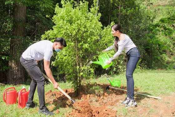 Beauty queens participate in 50-million tree planting campaign in Lam Dong ảnh 4