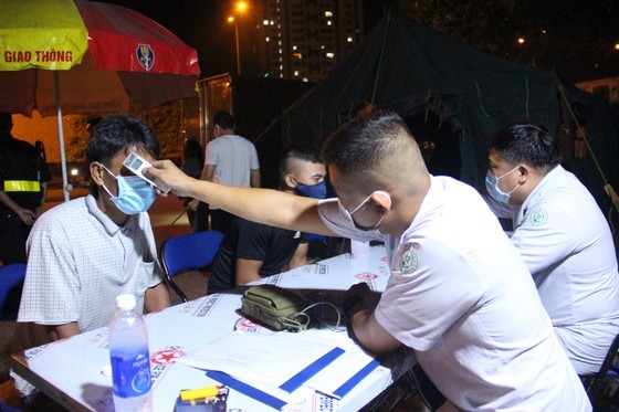 Over 121,000 arrivals tested for coronavirus at Covid-19 control stations ảnh 5