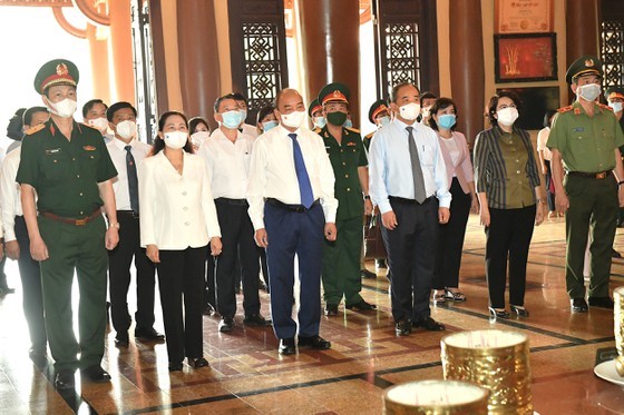 State President offers incense to commemorate martyrs at Ben Duoc temple ảnh 2