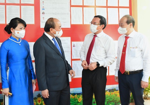 State President casts his ballot in Cu Chi’s voting site on election day ảnh 2