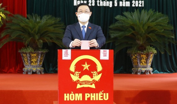 Party General Secretary casts his vote in Hanoi’s Polling Station No. 4 ảnh 2