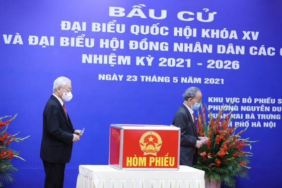 Party General Secretary casts his vote in Hanoi’s Polling Station No. 4 ảnh 6