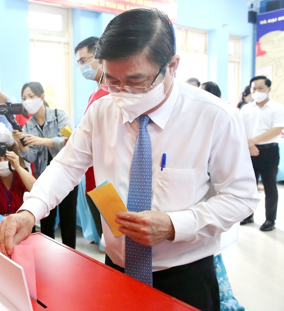 State President casts his ballot in Cu Chi’s voting site on election day ảnh 8