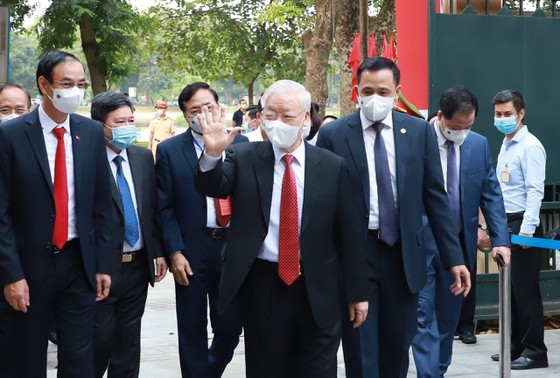 Party General Secretary casts his vote in Hanoi’s Polling Station No. 4 ảnh 3