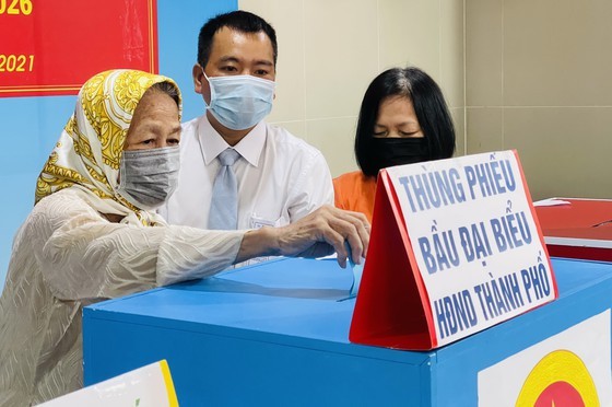 State President casts his ballot in Cu Chi’s voting site on election day ảnh 10