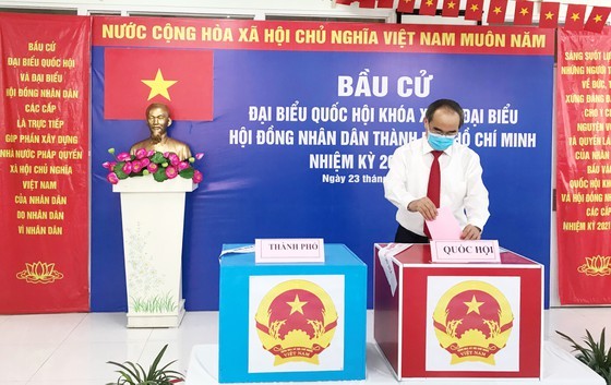 State President casts his ballot in Cu Chi’s voting site on election day ảnh 14