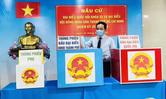 State President casts his ballot in Cu Chi’s voting site on election day ảnh 17