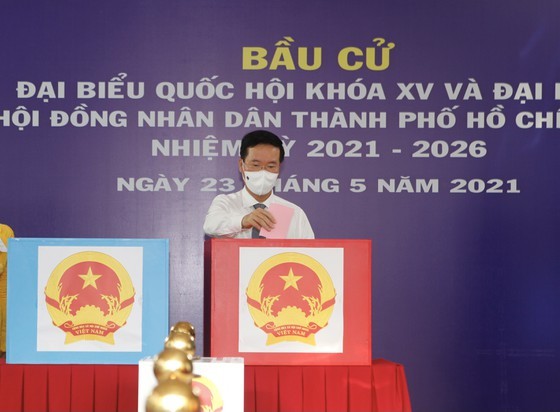State President casts his ballot in Cu Chi’s voting site on election day ảnh 5