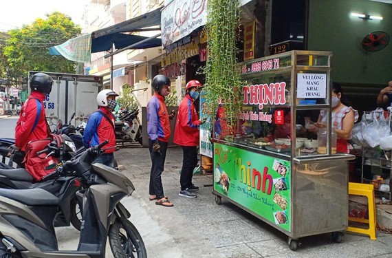 HCMC orders suspension of non-essential services ảnh 1