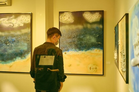 Actor’s art exhibition honors sustainable life, helps fight against virus ảnh 4