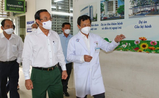HCMC Party Chief visits police officer infected with Covid-19 ảnh 3