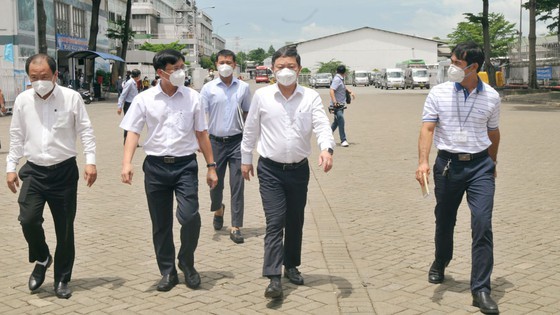 HCMC leaders inspect Covid-19 prevention, control work at PouYuen Company ảnh 2