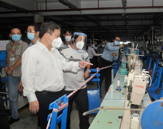 HCMC leaders inspect Covid-19 prevention, control work at PouYuen Company ảnh 4