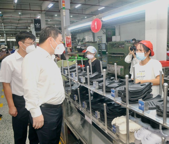 HCMC leaders inspect Covid-19 prevention, control work at PouYuen Company ảnh 3