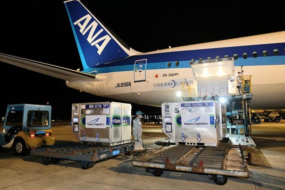 Shipment of AstraZeneca vaccines donated by Japan arrives in HCMC ảnh 2